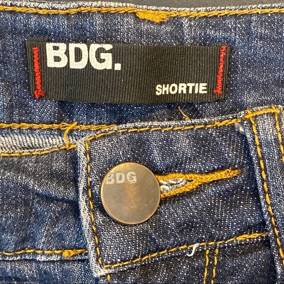 BDG SHORTIE DENIM SHORTS SIZE 26 - Picture 3 of 4